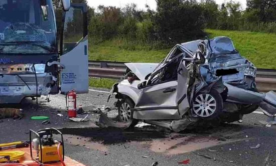 FOTO: Grozljivka na primorki: prehitra voznika kombija in avtobusa s ceste rinila avtomobiliste, en ni preživel