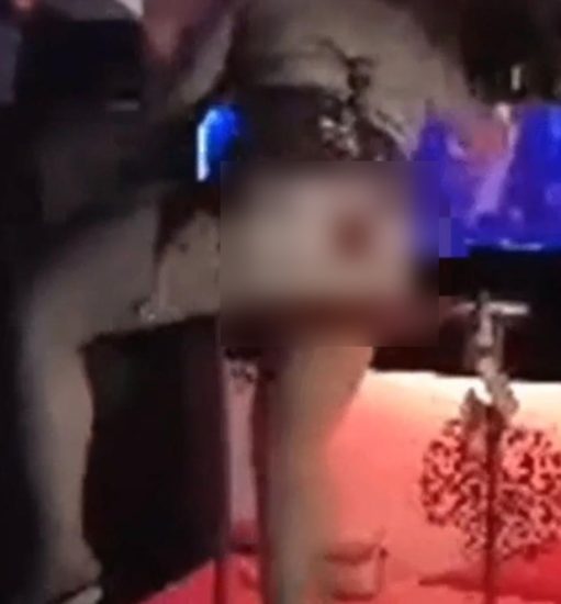 VIDEO: BREZ BESED Zaslovela s šovom Ljubezen po domače, sedaj pred publiko sleče še hlačke