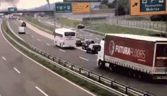 VIDEO: MANEVRI, KI VAS BODO PUSTILI BREZ BESED Kamere razkrivajo grozljivo dejanje na dolenjki