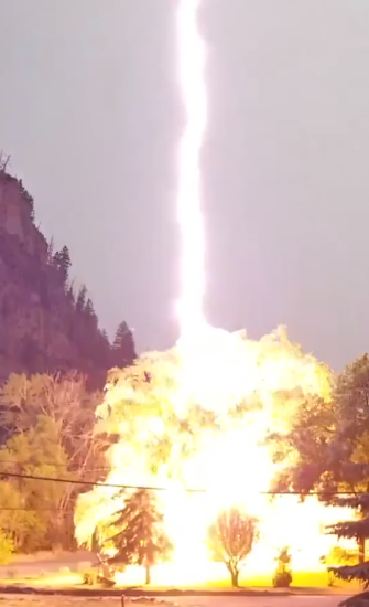 VIDEO: Grozljivo! Tako izgleda bližnji udar strele!