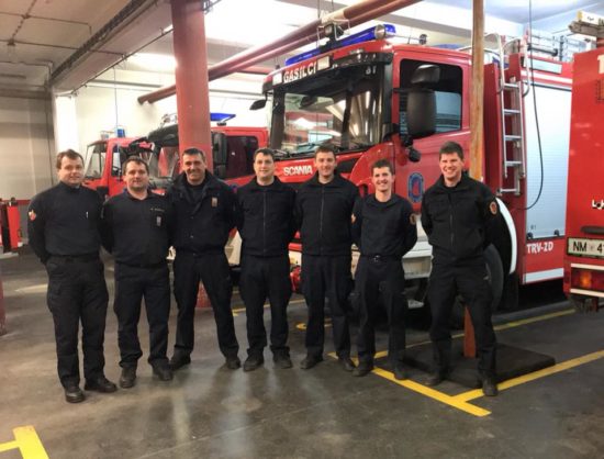 Gasilci, na pomoč! Cesta več ur zaprta: Ne boste verjeli, kaj je prevažal tovornjak, ki se je prevrnil!