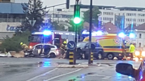 FOTO: Grozljiva nesreča na glavni prometnici, reševalci pomagajo