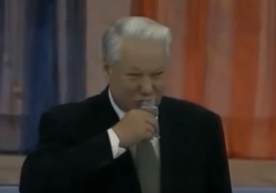 [VIDEO] Tudi Boris Jelcin je imel probleme z “išiasom”: Poglejte ta posnetek – smeh zagotovljen!