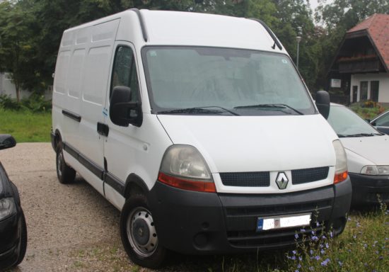 Kombi povozil šoferja