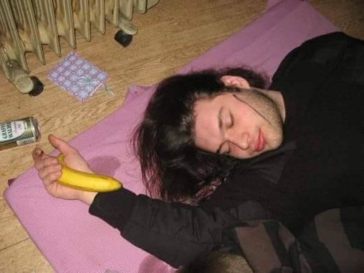 Snežič toži poslanca: “Mrtvo pijani klovn z banano v roki ne bo o dvojnem doktorju prava govoril, da je goljuf”