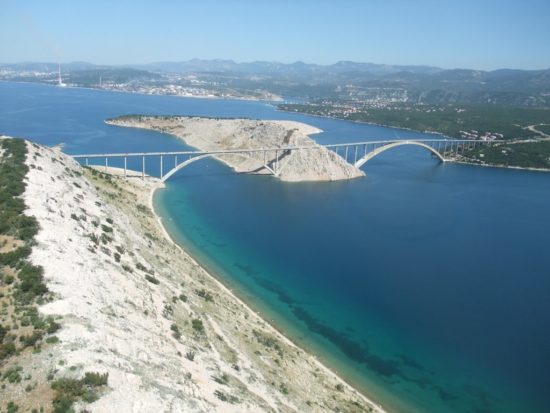 TRAGEDIJA NA HRVAŠKEM Pijani mož do smrti povozil ženo. Želela mu je preprečiti, da gre na slavje nogometašev