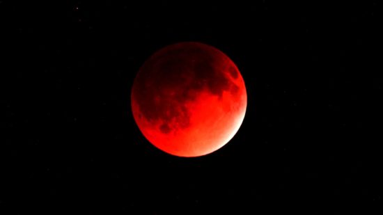 JUTRI BO LUNA KRVAVA Apokalipsa je blizu, nič več ne bo isto