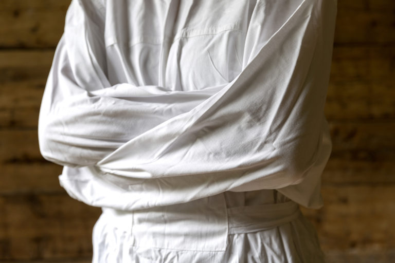 Na psihiatrijo! Neznanec z nožem in ponvijo dajal videz, da nekoga išče