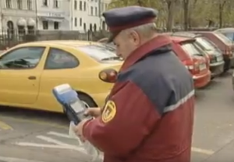 Mestni redar stopil na prste otroku