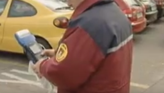 Mestni redar stopil na prste otroku