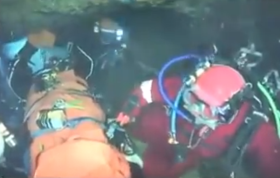 VIDEO: Poglejte, po kako zahtevni poti rešujejo ujete dečke!