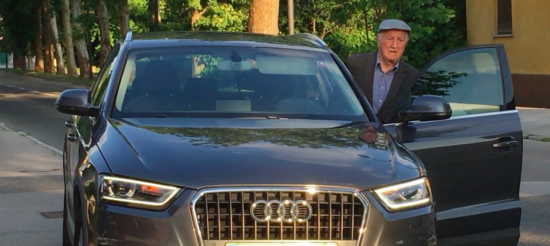 VIDEO: Šokanten posnetek s slovenskih cest: Janez Zemljarič (89) za volanom audijevega terenca