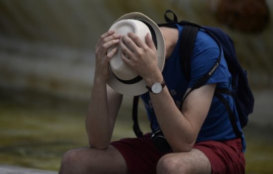 TEMPERATURE DO 46 STOPINJ Na cesti našli truplo, dva zadela vročinska kap