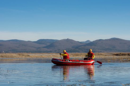 Tragedija otroka v bližini Cerknice: Padel v vodotok