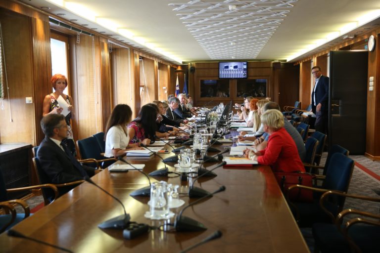 UMIK: To so zjutraj podpisali vsi poslanci LMŠ