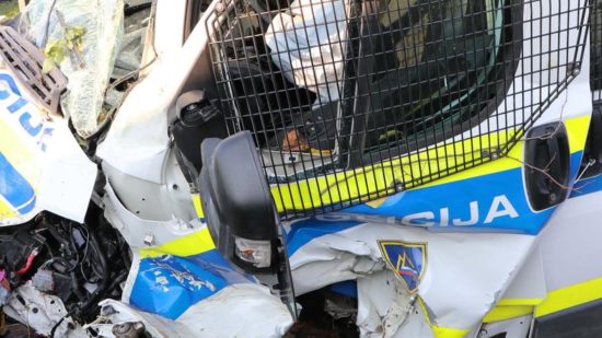 FOTO: 19-letnik se je znesel nad policisti, sledil je vratolomni avtomobilski beg