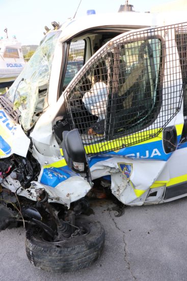 TO JE POVZROČIL PODIVJANI VOZNIK Namenoma zapeljal proti policistu in policijskemu vozilu