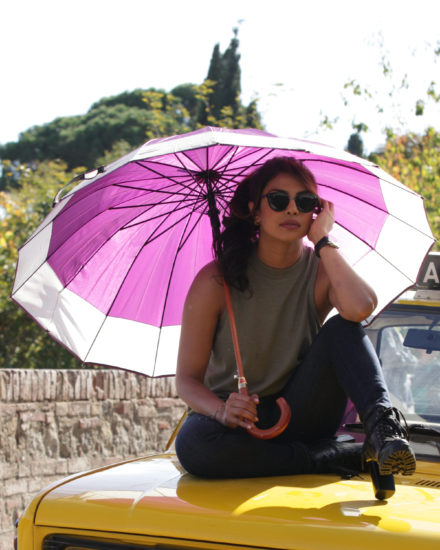 Bodočega moža spoznala na poroki princa Harryja: Priyanka Chopra nosi 200.000 dolarjev vreden zaročni prstan