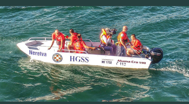 Velika iskalna akcija v Dalmaciji: izginila mala turistka Marta (6) s psičko Kajo