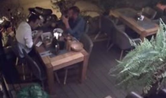 KDO PA STA TA DVA GURMANA? V ugledni restavraciji jedla večerjo v več hodih, računa pa nista počakala