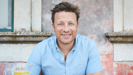 Jamie Oliver otrokom prepovedal “selfije” in uvedel 24-urno sledenje!