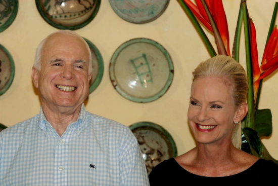 Umrl je ameriški senator John McCain