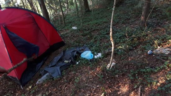 Ilegalci so si postavili šotorišče v Beli krajini – le nekaj metrov od hiš!