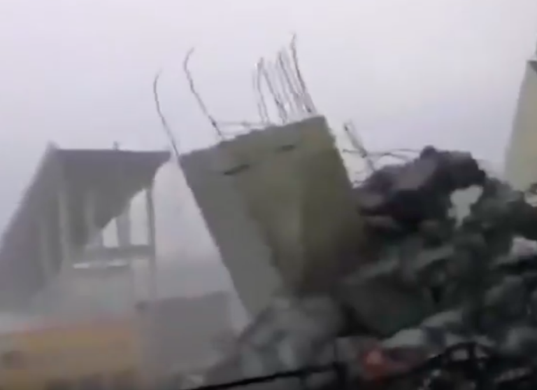 VIDEO: Apokaliptični posnetki iz Italije: Pod ruševinami viadukta iščejo ljudi, bilo naj bi jih več deset