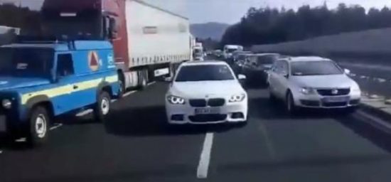 POSNETEK, KI JE RAZBURIL SLOVENSKO JAVNOST Voznik s tujimi registrskimi izkoristil hudo nesrečo