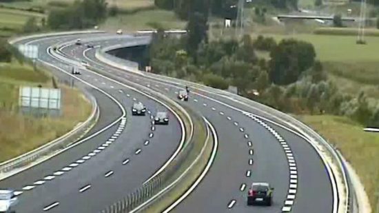 ŠOKANTNI POSNETKI Z DOLENJKE Smrtno nevarno početje voznice, takoj je bilo napotenih več policijskih patrulj