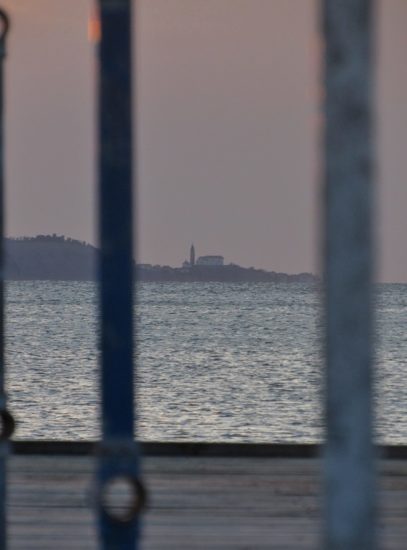 Na Prešernovem nabrežju iz vode reševali onemoglo osebo