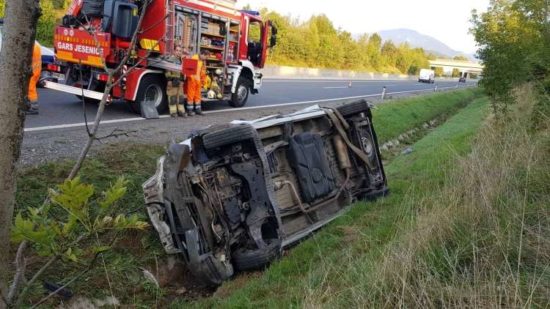 FOTO: TO SO POSLEDICE NESREČE NA GORENJSKEM Ste videli povzročitelja?