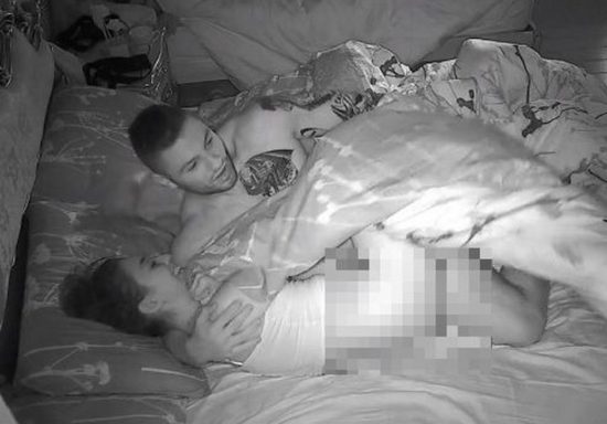 RESNIČNOSTNEM ŠOVU PADEL SEKS Najprej sta se zavlekla pod odejo, a tega nismo pričakovali