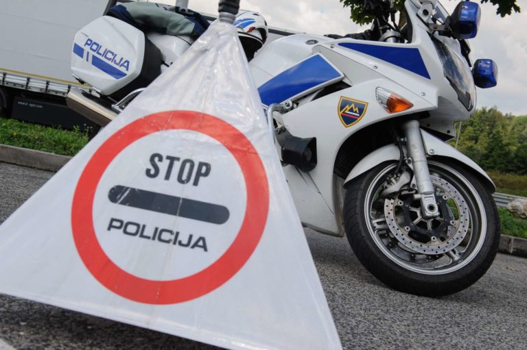 Čelno trčenje pred 7. zjutraj: Reševalci odpeljali štiri osebe