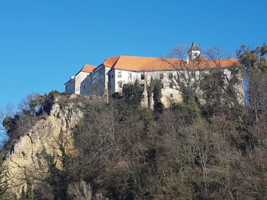 Krvavo ponedeljkovo jutro pri gradu: Zdravnica je lahko samo potrdila smrt