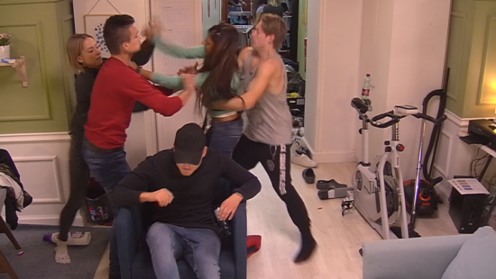 HUD PRETEP V BARU, NA PLANET TV MOLČIJO Tekmovalko menda vrgli iz šova, nekoga so celo ‘pr’bili’