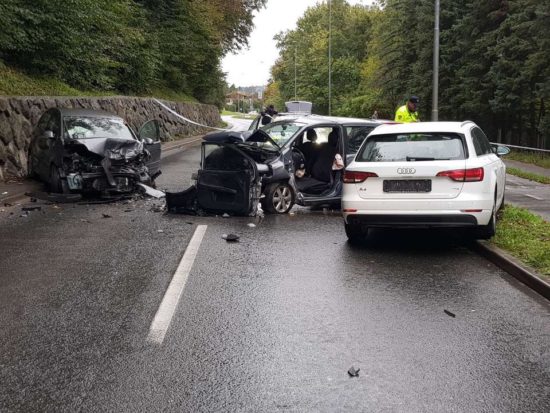 TO SO POSLEDICE HUDE PROMETNE NESREČE Trčila tri vozila, sedem ljudi nastradalo