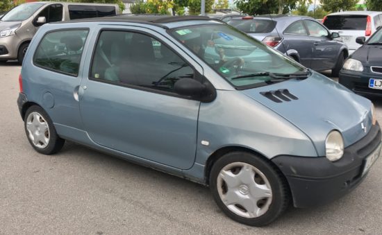 FOTO: Zamaskirane pojave v avtu: Ena ga je vrtela in poleg še lizala