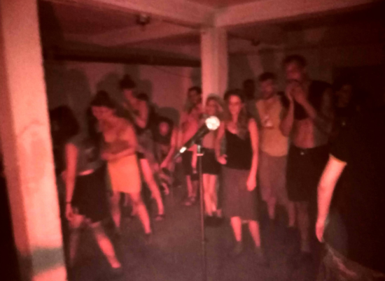 V državno zgradbo v prestolnici se je ilegalno naselila sekta, organi pa brez moči?!