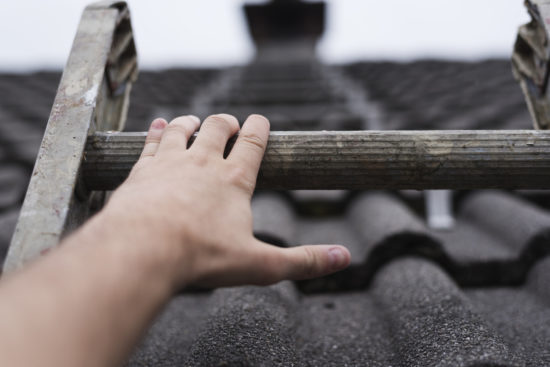 TRAGEDIJA V MAKOLAH Pomagal hčerki in umrl