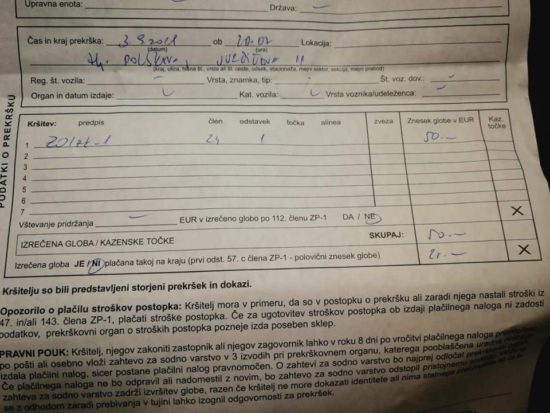 SRAMOTA Slovenko lepo oglobili, ker ni imela osebne, ko je psa peljala na sprehod. Za ilegalce pa nič kazni?