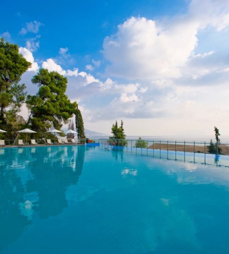 Sodišče propadlemu nepremičninskemu bogatašu po jahti prodaja še vikend v Grčiji