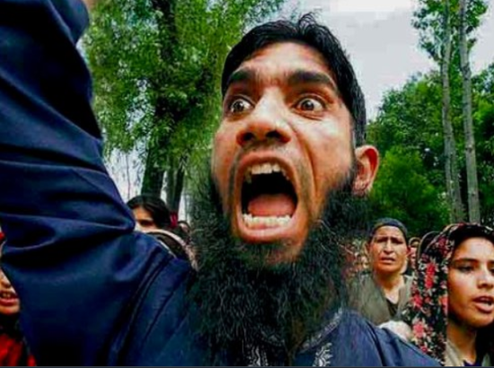 MED OPERATIVNO AKCIJO POLICIJA ODKRILA VEČ PIŠTOL, STRELIVA … Med vikendom pa so pri nas prijeli kar 26 ilegalcev