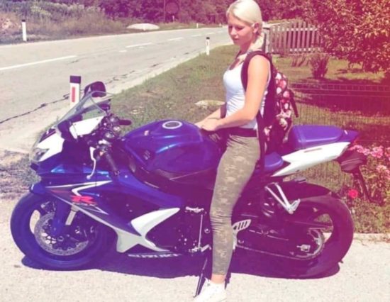 FOTO IN VIDEO: Žalost do neba: Tako so na zadnjo pot pospremili umrlo motoristko Nastjo