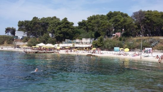 NA HRVAŠKEM TURISTI KRVAVELI SREDI PLAŽE »Je to pri vas običajen pojav?«
