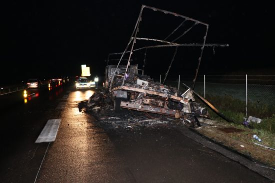 FOTO: Na avtocesti zagorel tovornjak, od njega ostalo praktično nič!