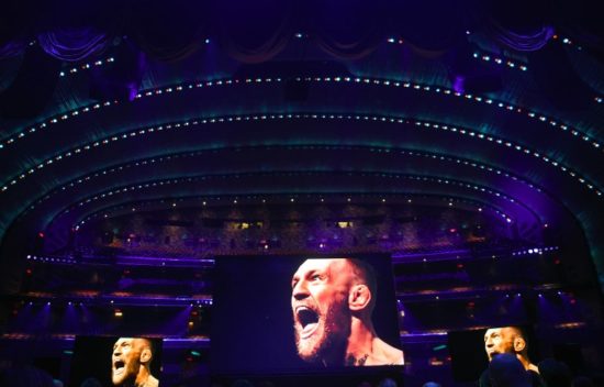 KAOS IN MASOVNI PRETEP Po porazu McGregorja prišlo do še nikoli videnih prizorov