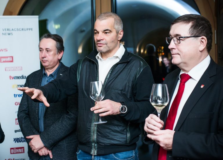 Uničujoči odzivi na županskega kandidata, ki naj bi ga podprli Cerarjevi: ob ženi 30 let mlajša ljubica, milijonski dolgovi, ugriznil je neposlušnega podrejenega