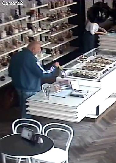 PREPOZNATE TATU NA FOTOGRAFIJI Ukradli so ji bronasto medaljo