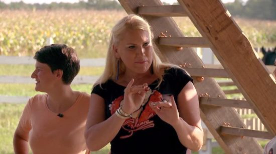 NA KMETIJI SE MOŠKI DRGNEJO OB MOŠKE IN PLEŠEJO STRIPTIZ Gledalci ogorčeni